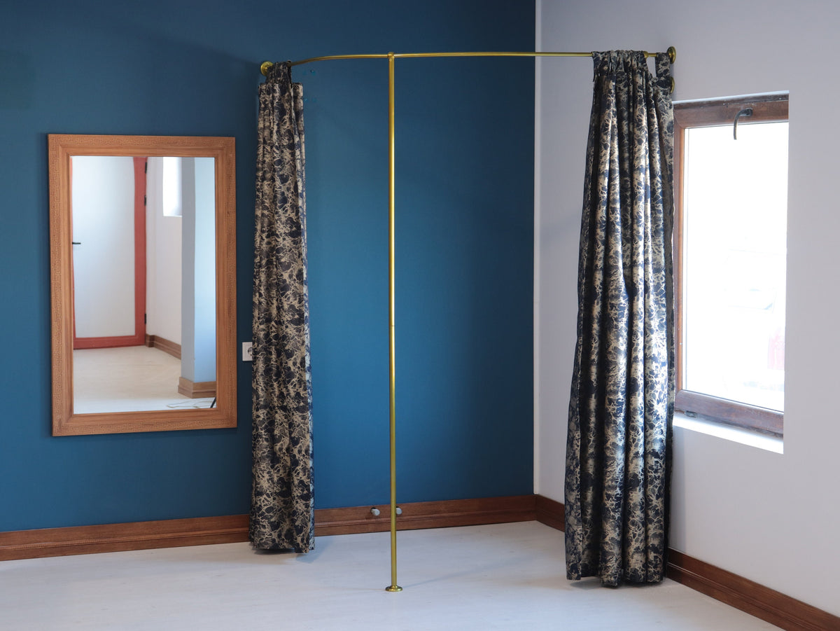 Corner Standing Oval Fitting and Dressing Room for Wall Montage with 1 Straight Floor Support- 210 cm(83") High