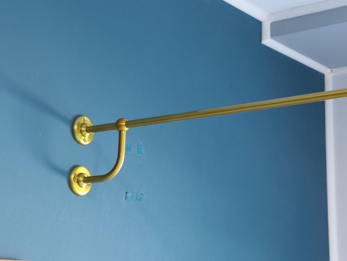 Corner Standing Oval Fitting and Dressing Room for Wall Montage with 1 Straight Floor Support- 210 cm(83") High