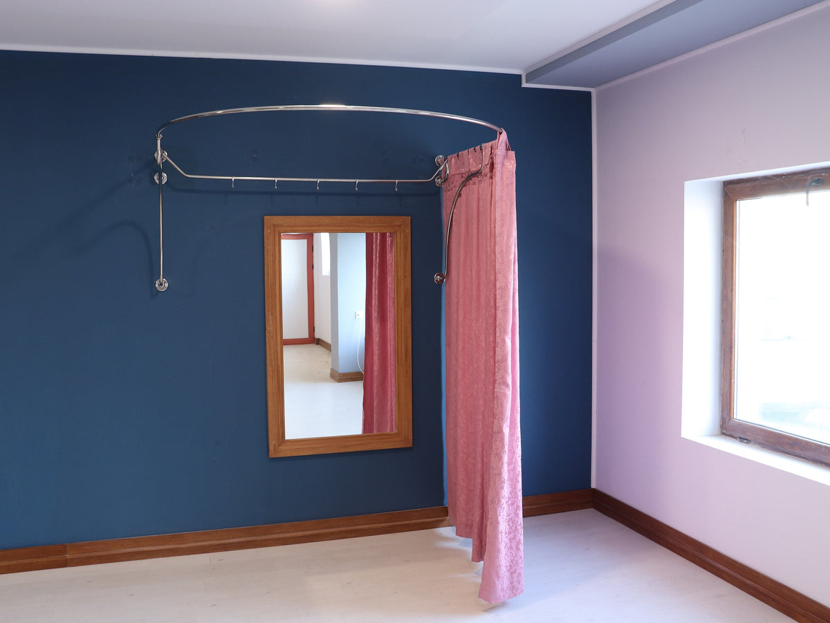 U-Shaped Fitting and Dressing Room for Wall Montage with Italian Style Curved Wall Supports