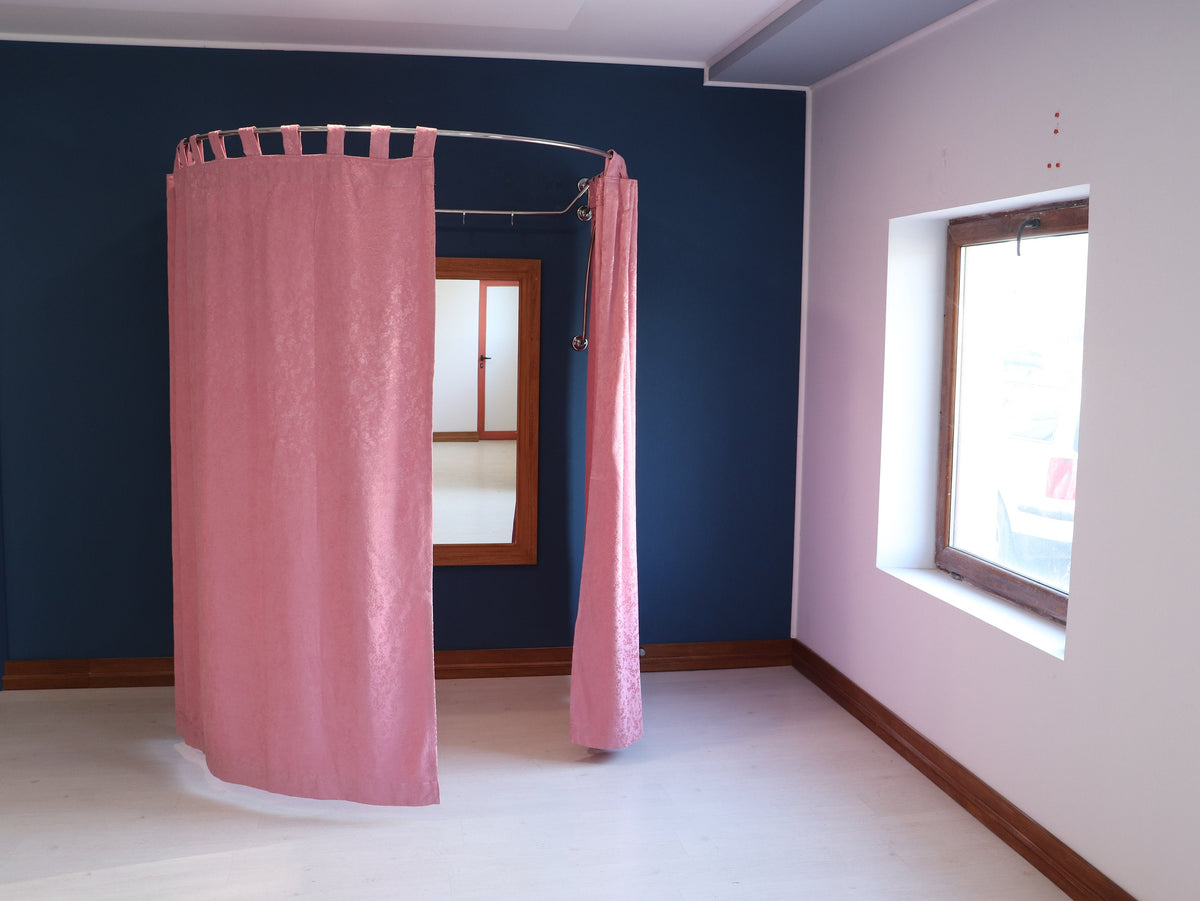 U-Shaped Fitting and Dressing Room for Wall Montage with Italian Style Curved Wall Supports