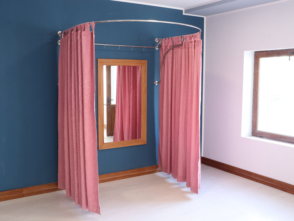 U-Shaped Fitting and Dressing Room for Wall Montage with Italian Style Curved Wall Supports