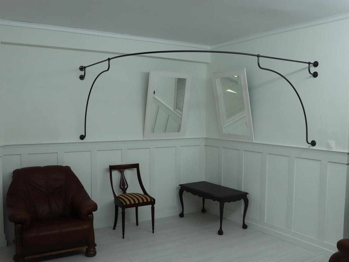 Corner Standing Oval Fitting and Dressing Room for Wall Mounting with Italian Style Curved Wall Supports