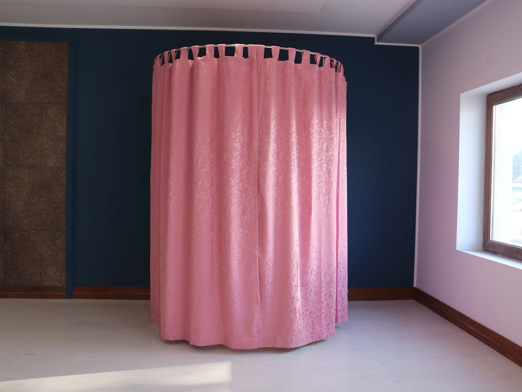 U-Shaped Fitting and Dressing Room for Wall Montage with Italian Style Curved Wall Supports