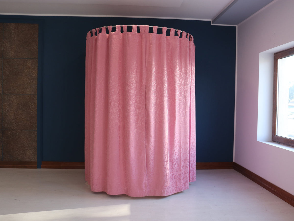 U-Shaped Fitting and Dressing Room for Wall Montage with Italian Style Curved Wall Supports