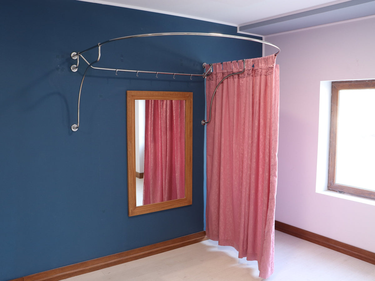 U-Shaped Fitting and Dressing Room for Wall Montage with Italian Style Curved Wall Supports
