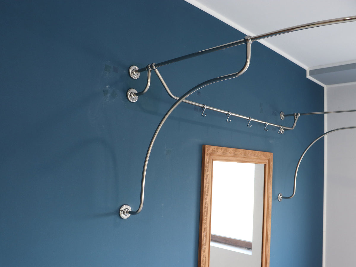 U-Shaped Fitting and Dressing Room for Wall Montage with Italian Style Curved Wall Supports