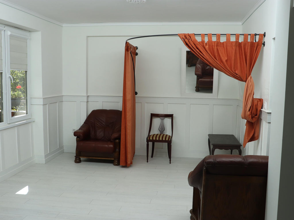 Corner Standing Oval Fitting and Dressing Room for Wall Mounting with Italian Style Curved Wall Supports